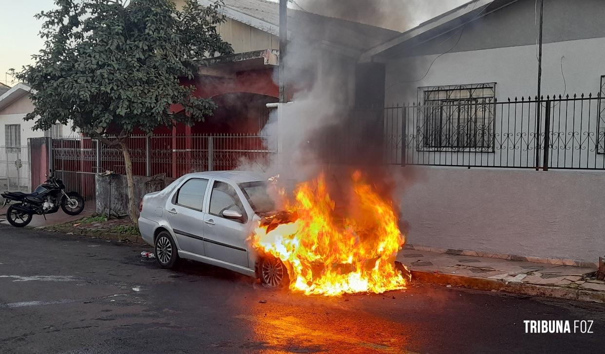 Bombeiros interveem em incêndio a veículo na Vila Adriana II