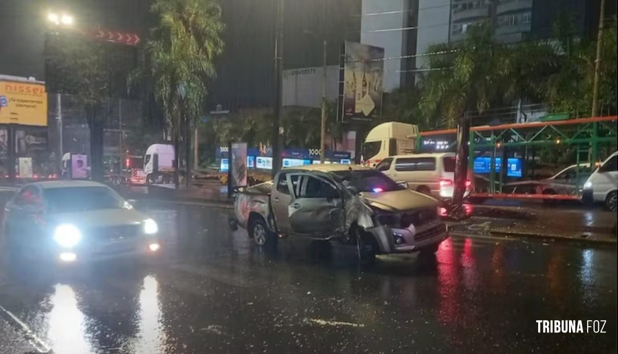 Caminhonete colide contra placa publicitária em Ciudad Del Este