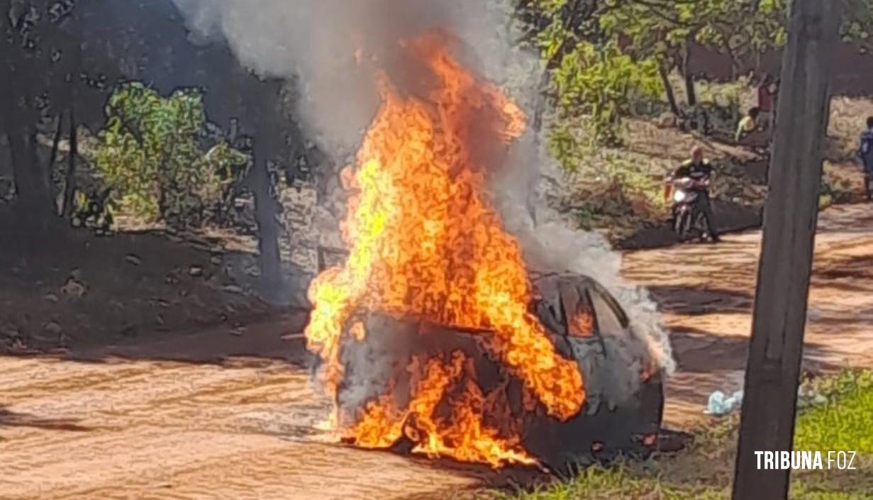 Carro é consumido pelo fogo na cidade de Hernadárias Carro é consumido pelo fogo na cidade de Hernadárias