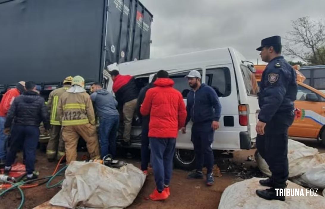 Condutor colide contra dois veículo e por fim fica preso as ferragens após colidir na traseira de uma carreta no Paraguai Condutor colide contra dois veículo e por fim fica preso as ferragens após colidir na traseira de uma carreta no Paraguai