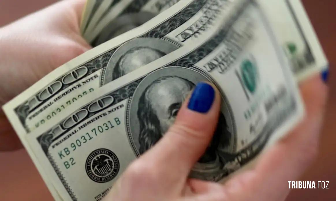 Dólar cai para R$ 5,56 com possível recuo em tarifaço nos EUA