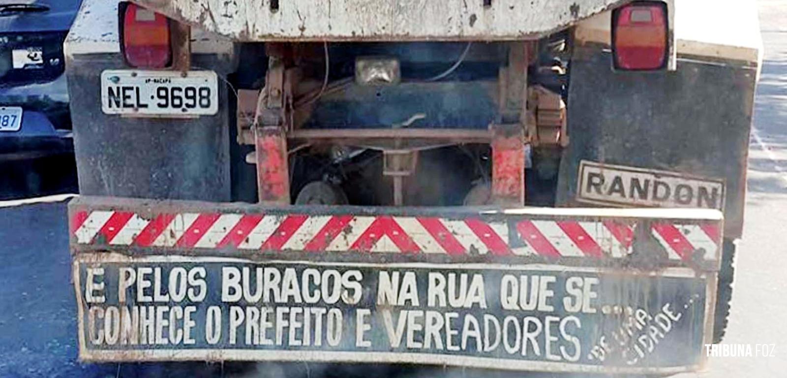 "É pelos buracos na rua que se conhece o prefeito e os vereadores" "É pelos buracos na rua que se conhece o prefeito e os vereadores"