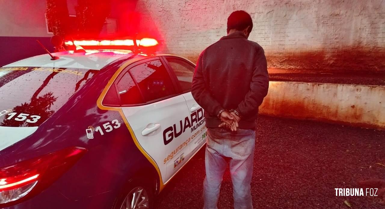 Guarda Municipal prende foragido da justiça no centro de Foz do Iguaçu Guarda Municipal prende foragido da justiça no centro de Foz do Iguaçu