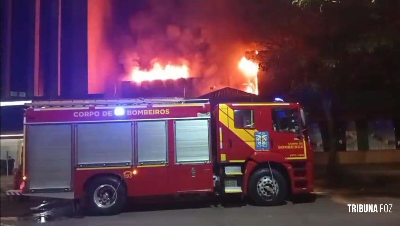 Incêndio na Marias e Marias mobiliza o Corpo de Bombeiros no centro de Foz do Iguaçu Incêndio na Marias e Marias mobiliza o Corpo de Bombeiros no centro de Foz do Iguaçu