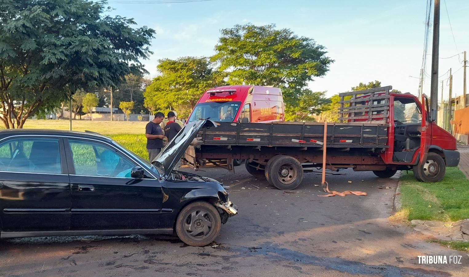 Jovem é socorrido pelo Siate após colisão entre caminhão e carro no Jardim Patriarca Jovem é socorrido pelo Siate após colisão entre caminhão e carro no Jardim Patriarca