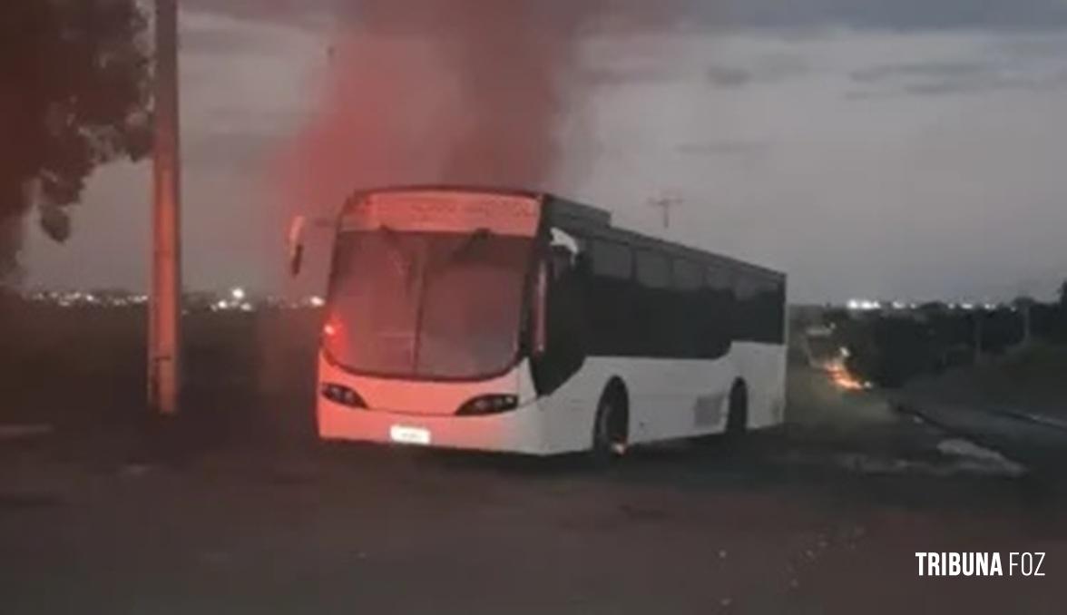 Ônibus pega fogo entre Marechal Cândido Rondon e Mercedes Ônibus pega fogo entre Marechal Cândido Rondon e Mercedes