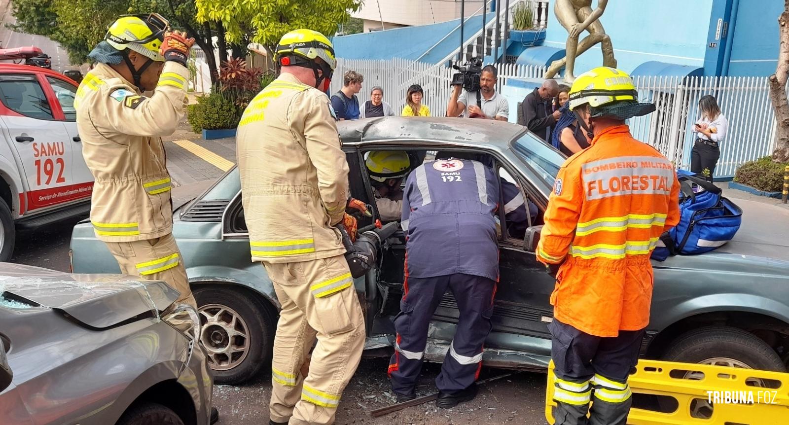 Passageira de veículo fica encarcerada após colisão grave na área central de Foz do Iguaçu Passageira de veículo fica encarcerada após colisão grave na área central de Foz do Iguaçu