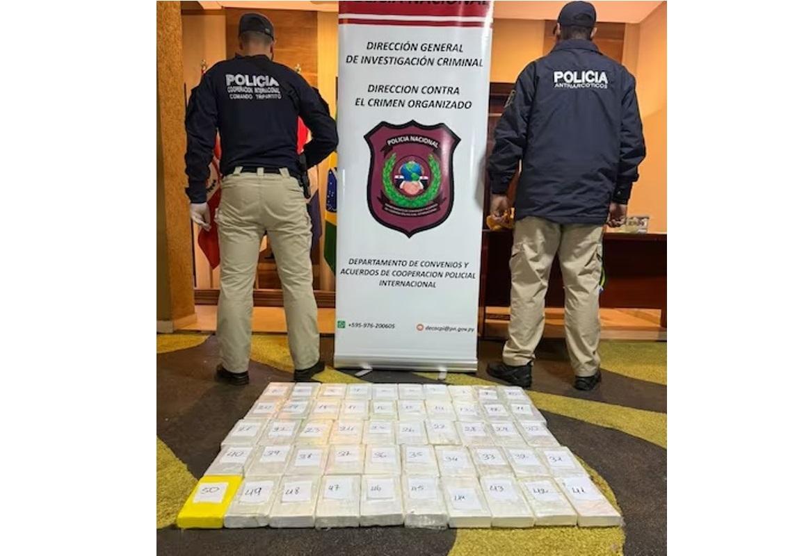 Policia Nacional do Paraguai apreende 50 tabletes de cocaína após perseguição policial