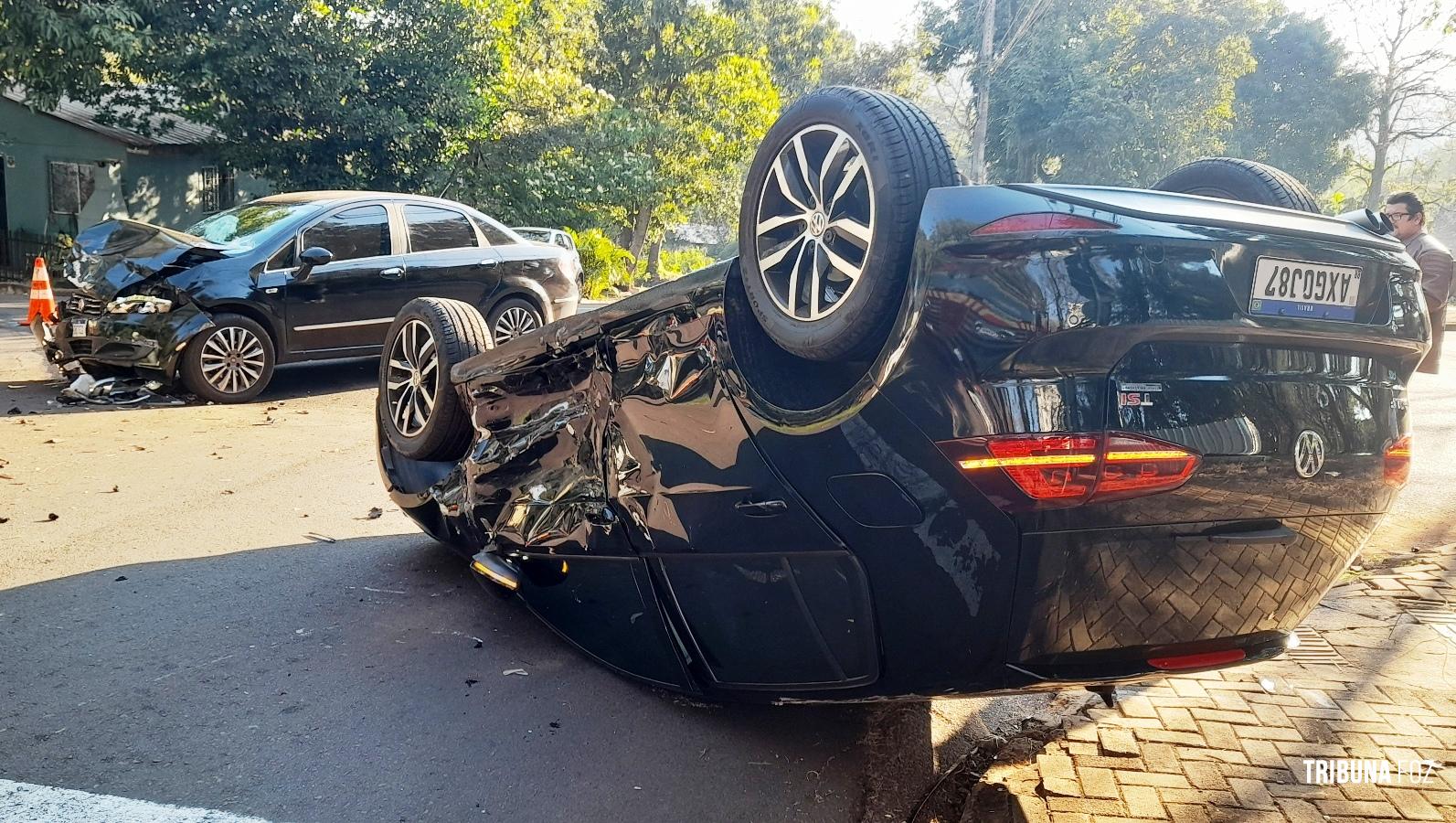 Siate socorre duas vítimas após colisão seguido de capotamento no centro de Foz do Iguaçu Siate socorre duas vítimas após colisão seguido de capotamento no centro de Foz do Iguaçu