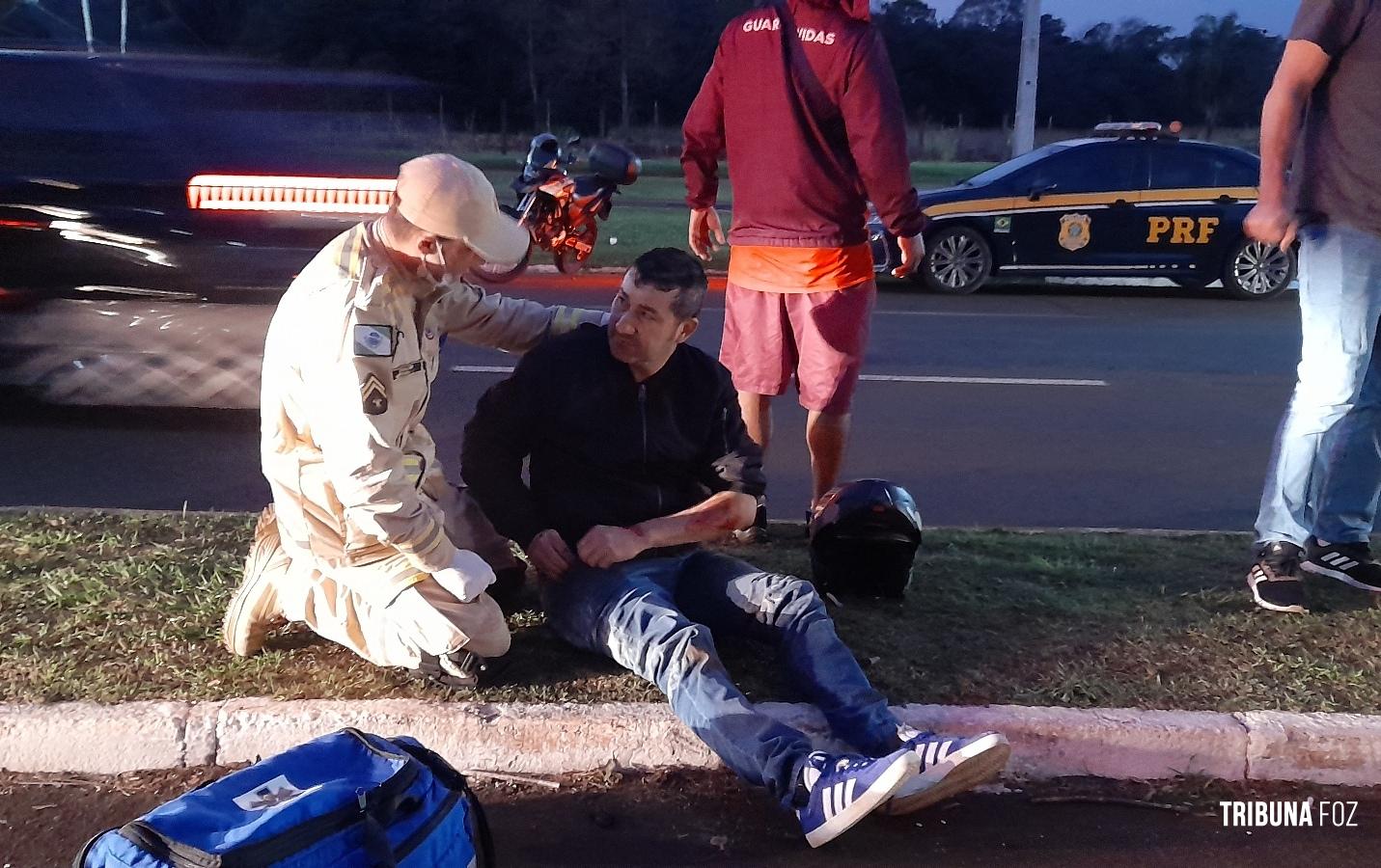 Siate socorre motociclista após queda na Av. das Cataratas