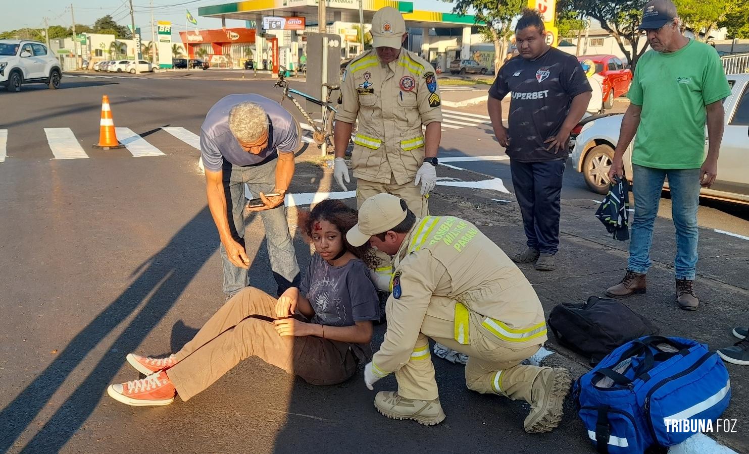 Socorristas do Siate socorre adolescente que foi atropelada na Av. República Argentina na frente da Praça da Bíblia Socorristas do Siate socorre adolescente que foi atropelada na Av. República Argentina na frente da Praça da Bíblia