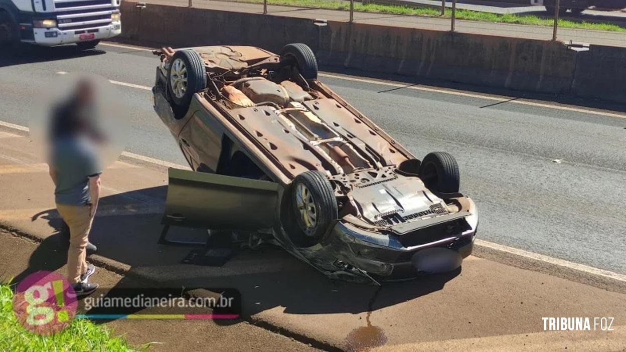 Veículo capota após ser fechado por caminhão na BR-277 em Medianeira