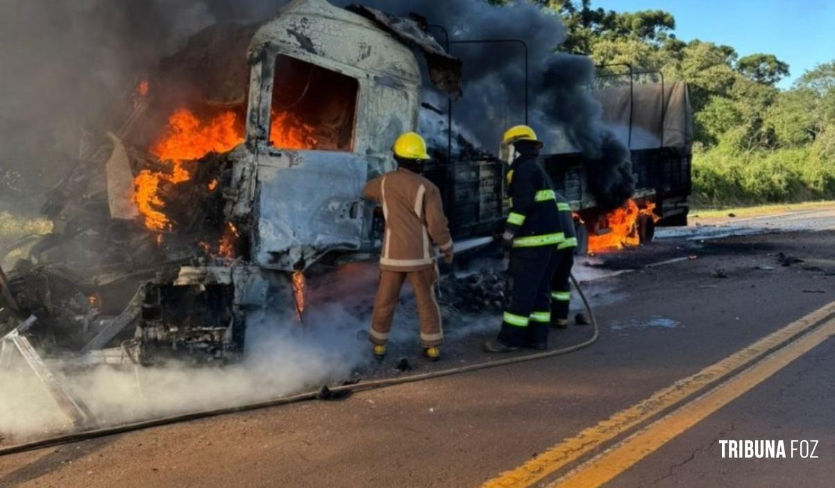 Carreta pega fogo na Argentina após colisão entre dois caminhões na Ruta 12 Carreta pega fogo na Argentina após colisão entre dois caminhões na Ruta 12