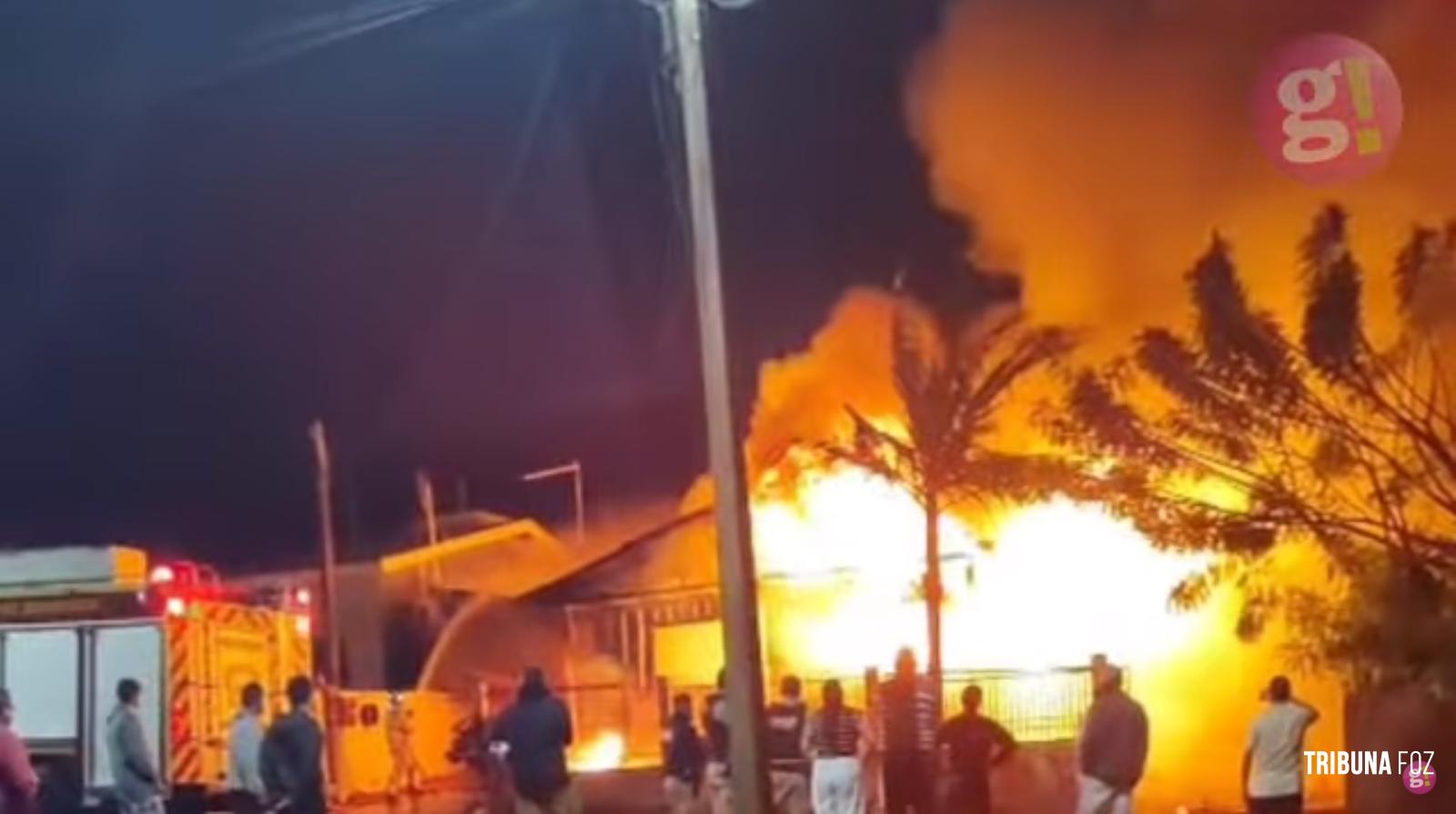 Casa é destruída por incêndio no bairro Parque Independência em Medianeira