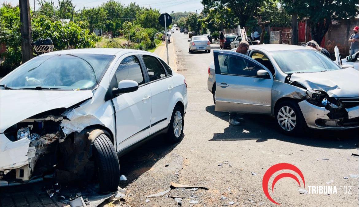 Colisão entre dois carros deixa uma pessoa ferida no Jardim São Luís Colisão entre dois carros deixa uma pessoa ferida no Jardim São Luís