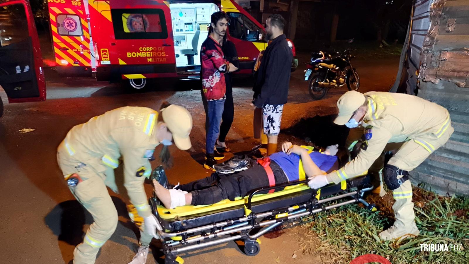 Colisão entre moto e carro deixa duas vítimas gravemente feridas no Bairro Portal da Foz Colisão entre moto e carro deixa duas vítimas gravemente feridas no Bairro Portal da Foz