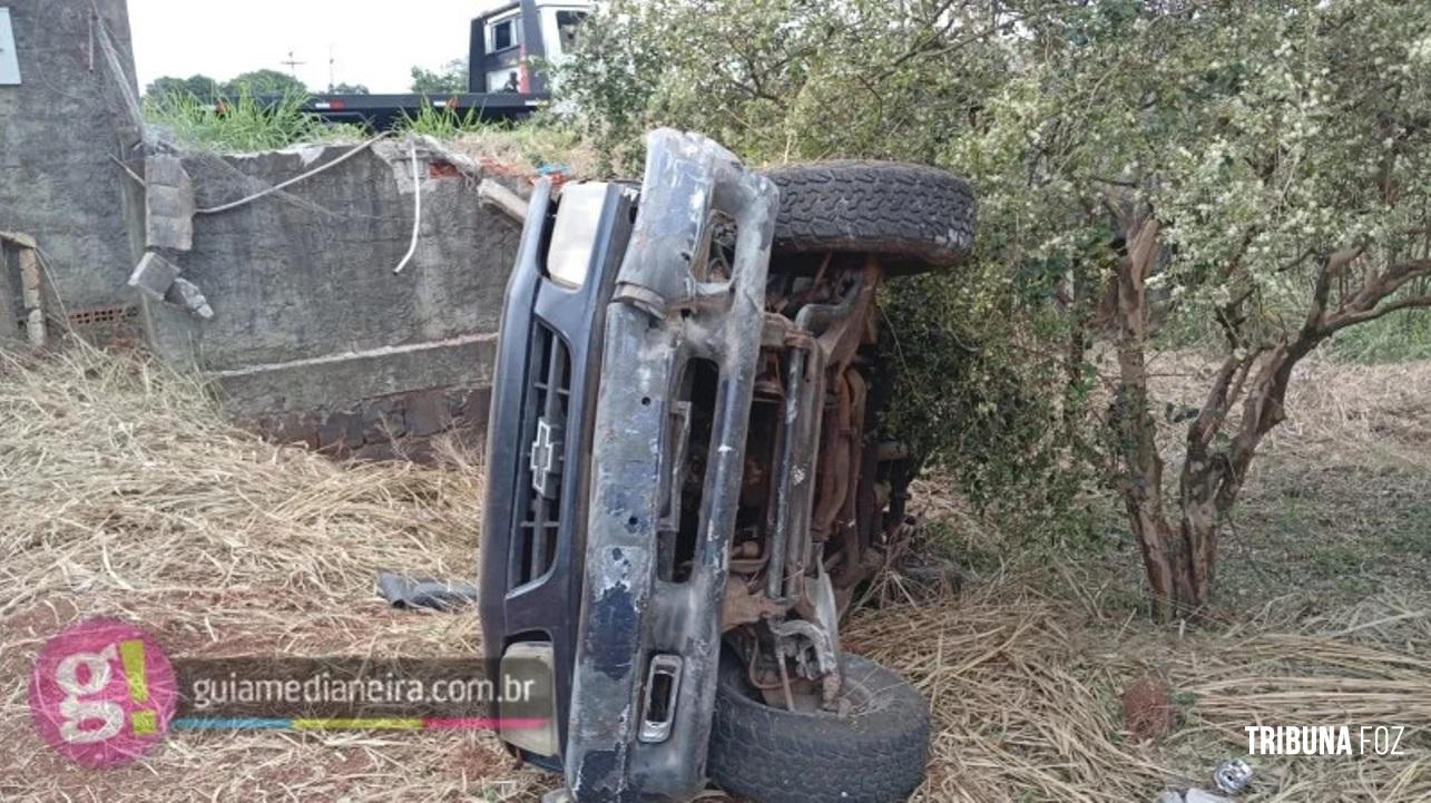 Condutora sofre ferimentos leves após carro falhar e atravessar duas pistas da BR-277 em Medianeira
