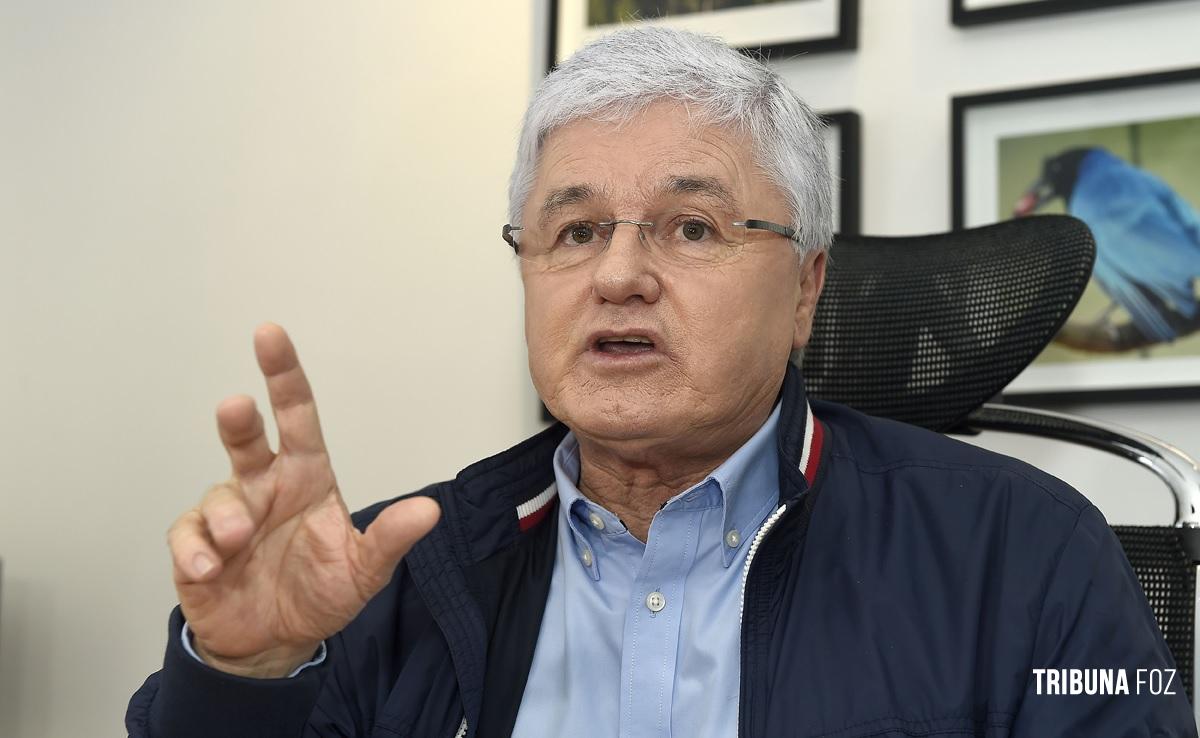Ex-presidente da Assembleia Legislativa do Paraná é condenado a devolver R$ 502 mil por manter funcionária fantasma Ex-presidente da Assembleia Legislativa do Paraná é condenado a devolver R$ 502 mil por manter funcionária fantasma