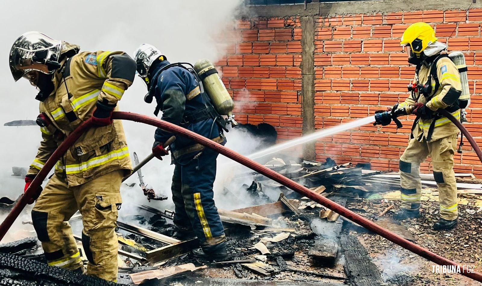 Incêndio destrói residência na Favela do Bubas em Foz do Iguaçu Incêndio destrói residência na Favela do Bubas em Foz do Iguaçu