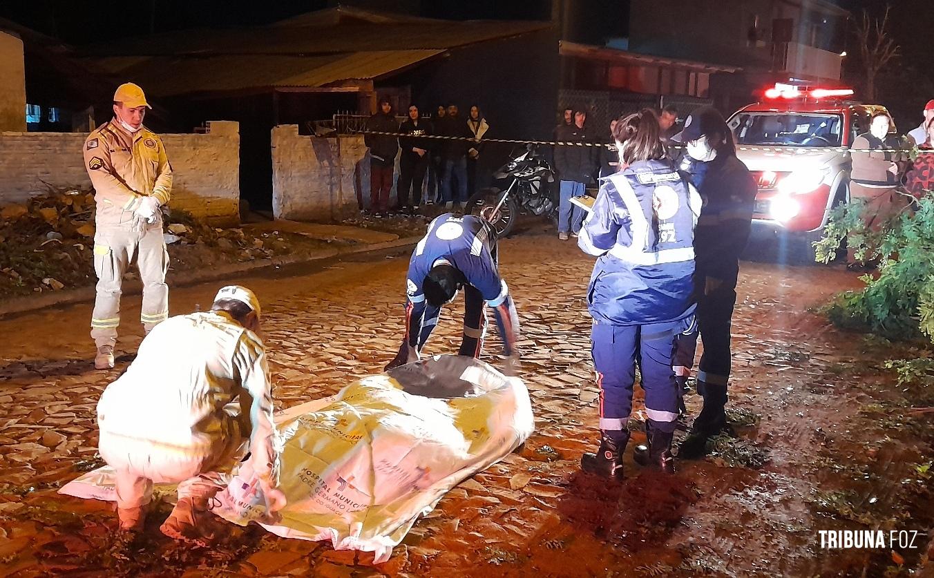 Jovem é executado com 11 tiros de pistola 9mm no Jardim Morenitas Jovem é executado com 11 tiros de pistola 9mm no Jardim Morenitas