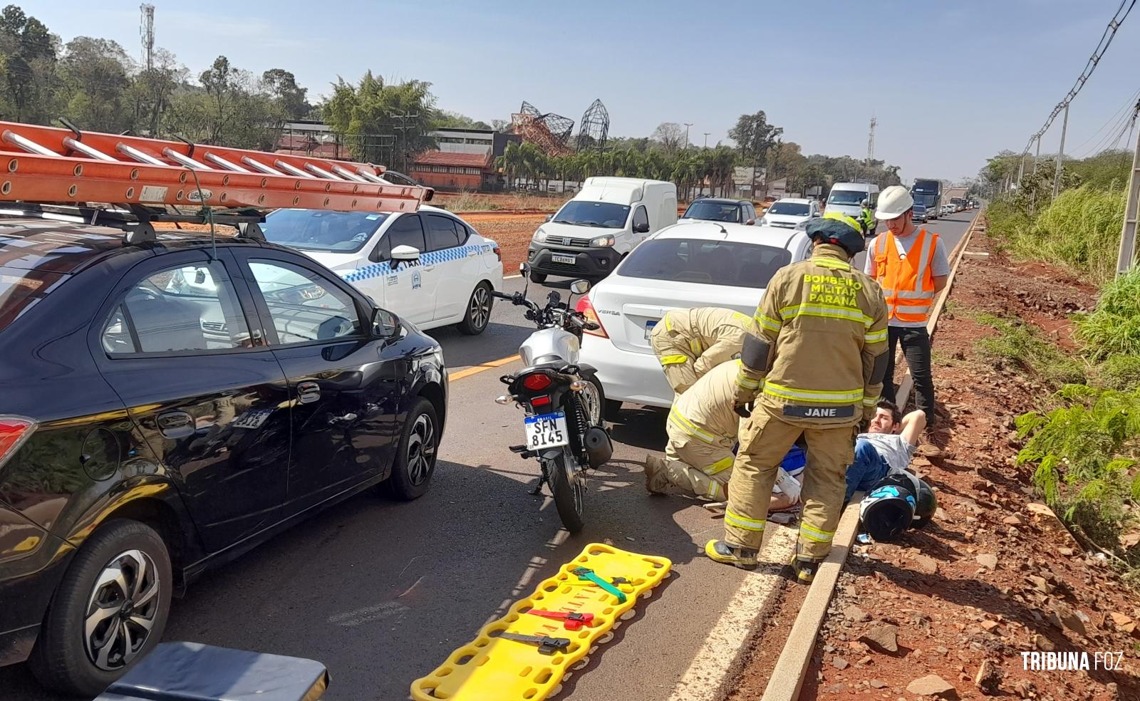 Motociclista fica ferido após colisão traseira na Avenida das Cataratas