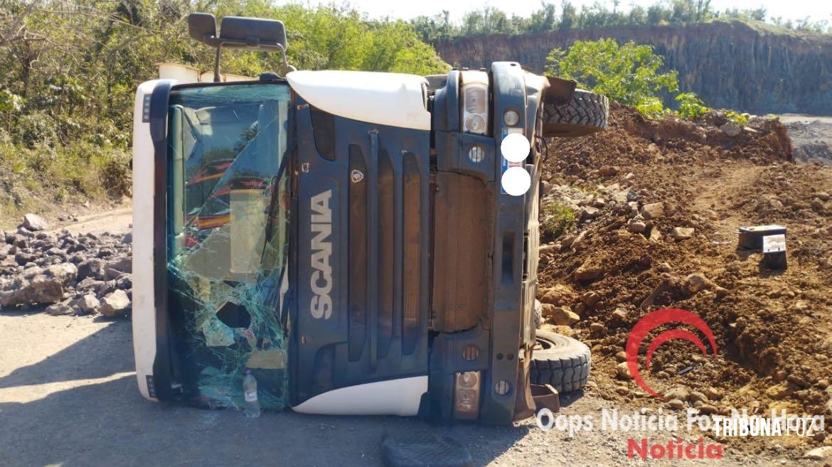 Motorista fica ferido após tombar caminhão caçamba no Remanso Grande Motorista fica ferido após tombar caminhão caçamba no Remanso Grande