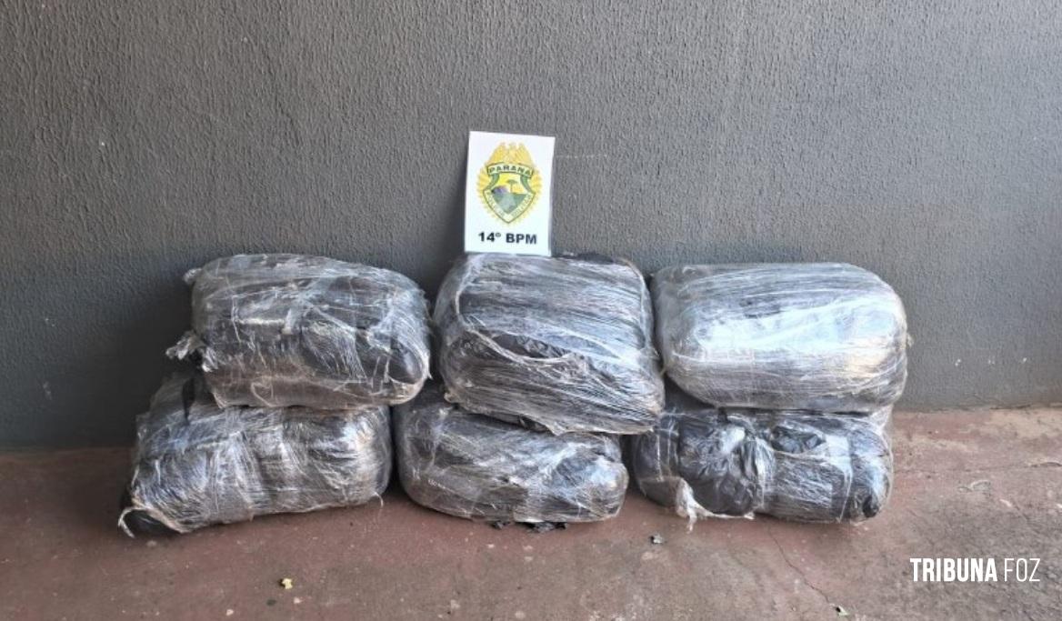 PM localiza seis volumes de maconha tipo capulho na região central de Foz do Iguaçu PM localiza seis volumes de maconha tipo capulho na região central de Foz do Iguaçu