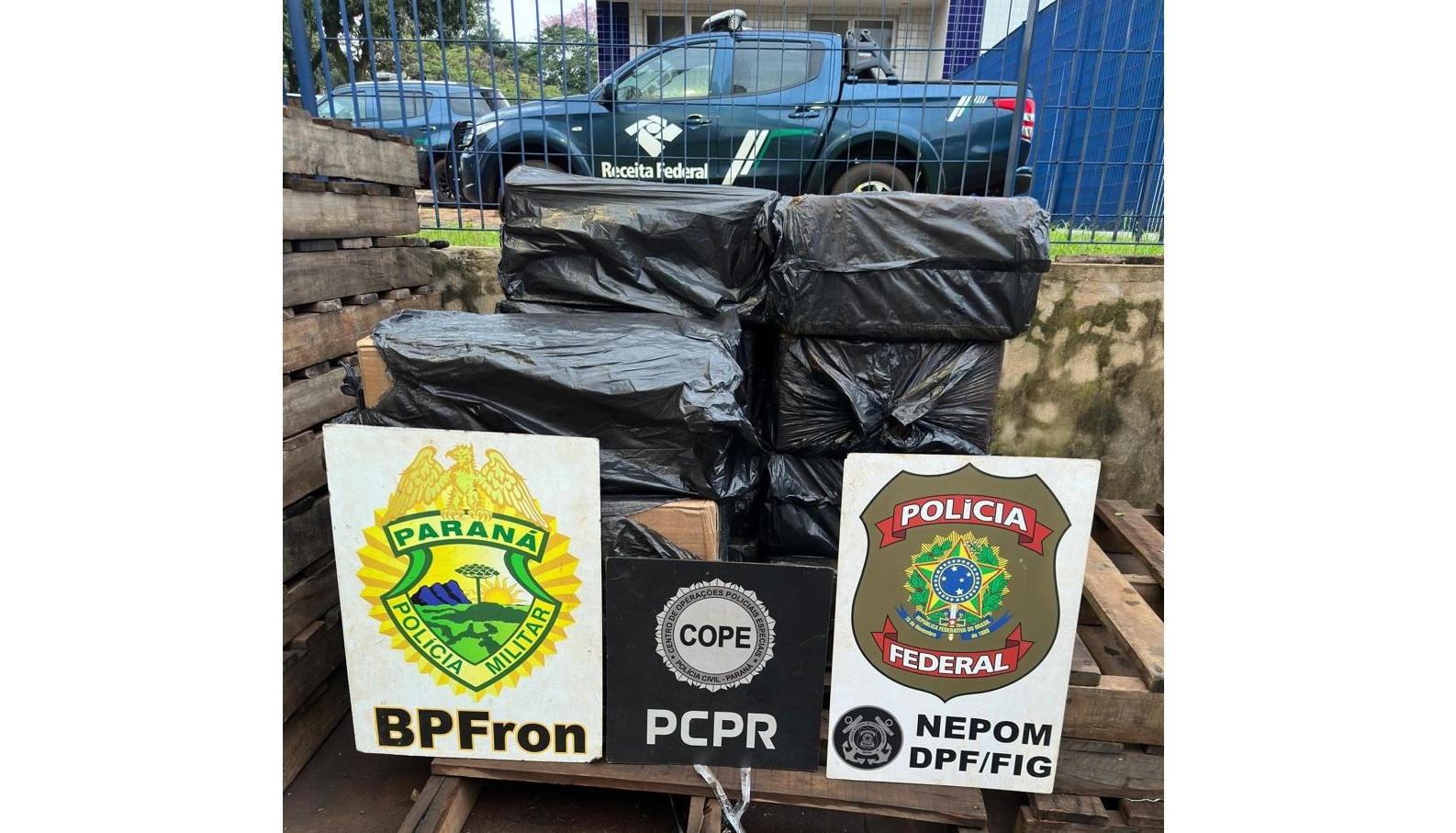 Policia Federal e forças estaduais apreendem cigarros contrabandeados no Rio Paraná Policia Federal e forças estaduais apreendem cigarros contrabandeados no Rio Paraná