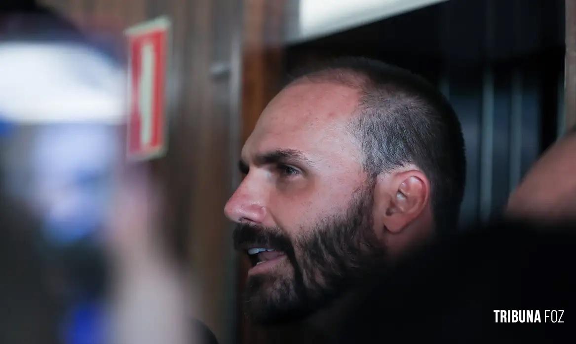 Policia Federal indicia Bolsonaro e Eduardo em inquérito sobre sanções dos EUA