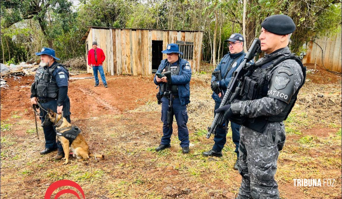 Prefeitura remove barracos em área de invasão no bairro Lagoa Dourada em Foz do Iguaçu