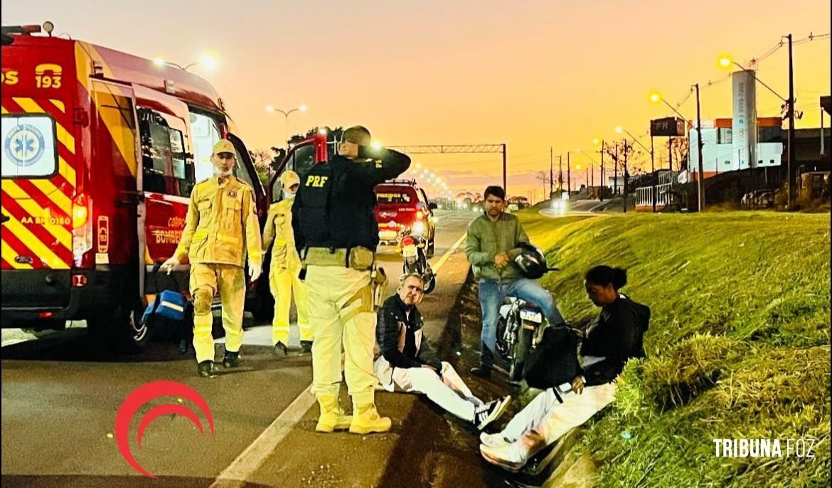 Três pessoas ficam feridas em acidente entre motocicletas na BR-277 Três pessoas ficam feridas em acidente entre motocicletas na BR-277