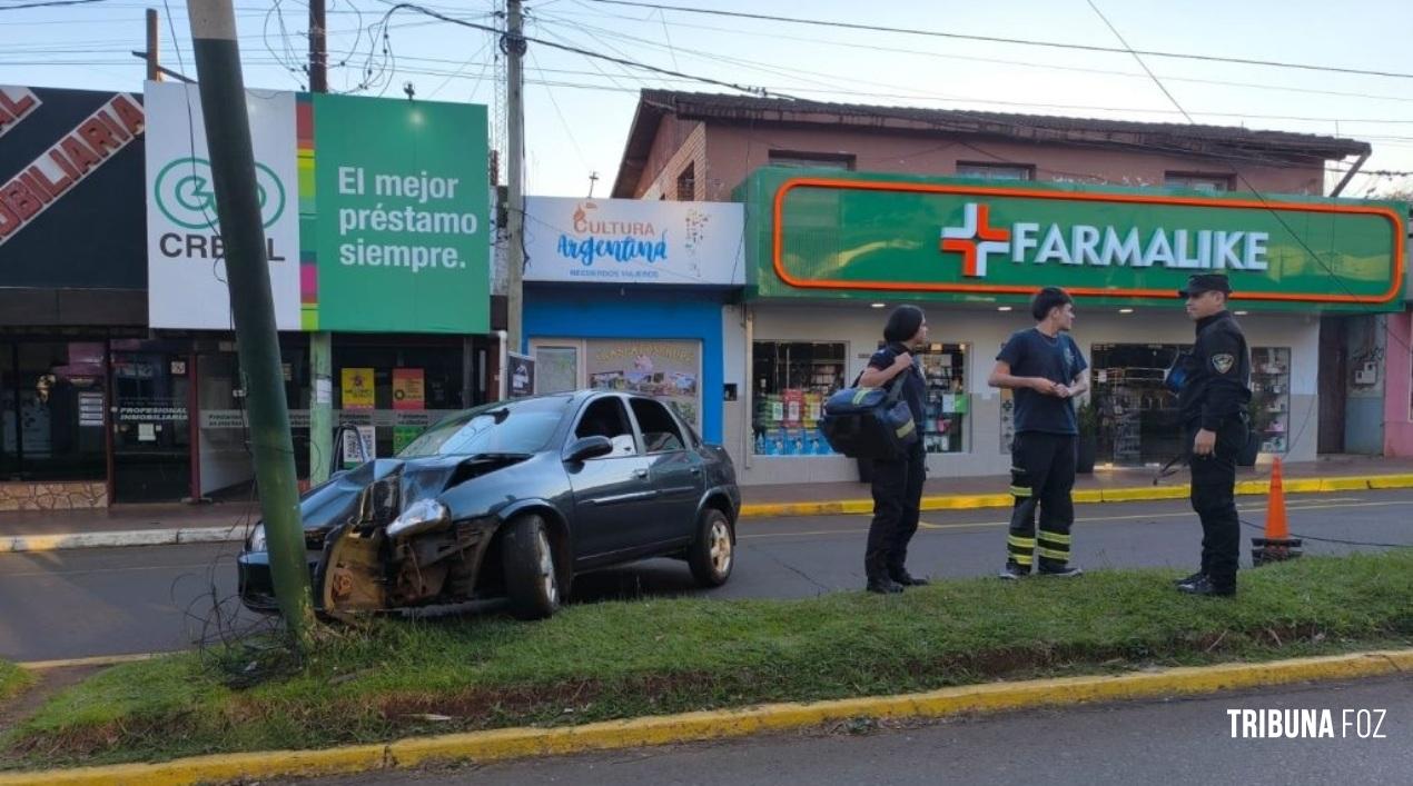 Veiculo colide contra poste de iluminação pública no centro de Puerto Iguazu Veiculo colide contra poste de iluminação pública no centro de Puerto Iguazu