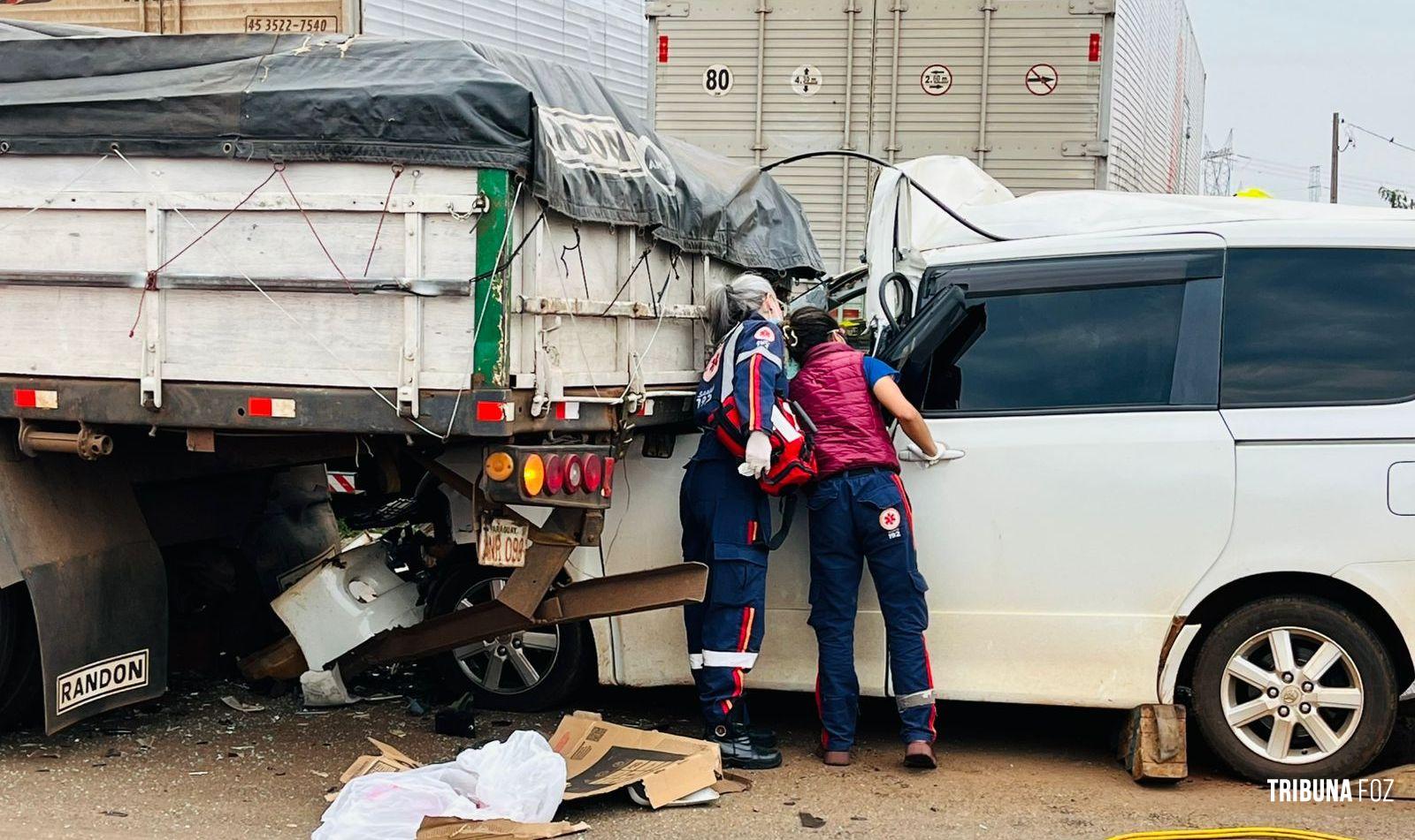 Acidente violento entre van e carreta termina em milagre: pastora é resgatada com vida 