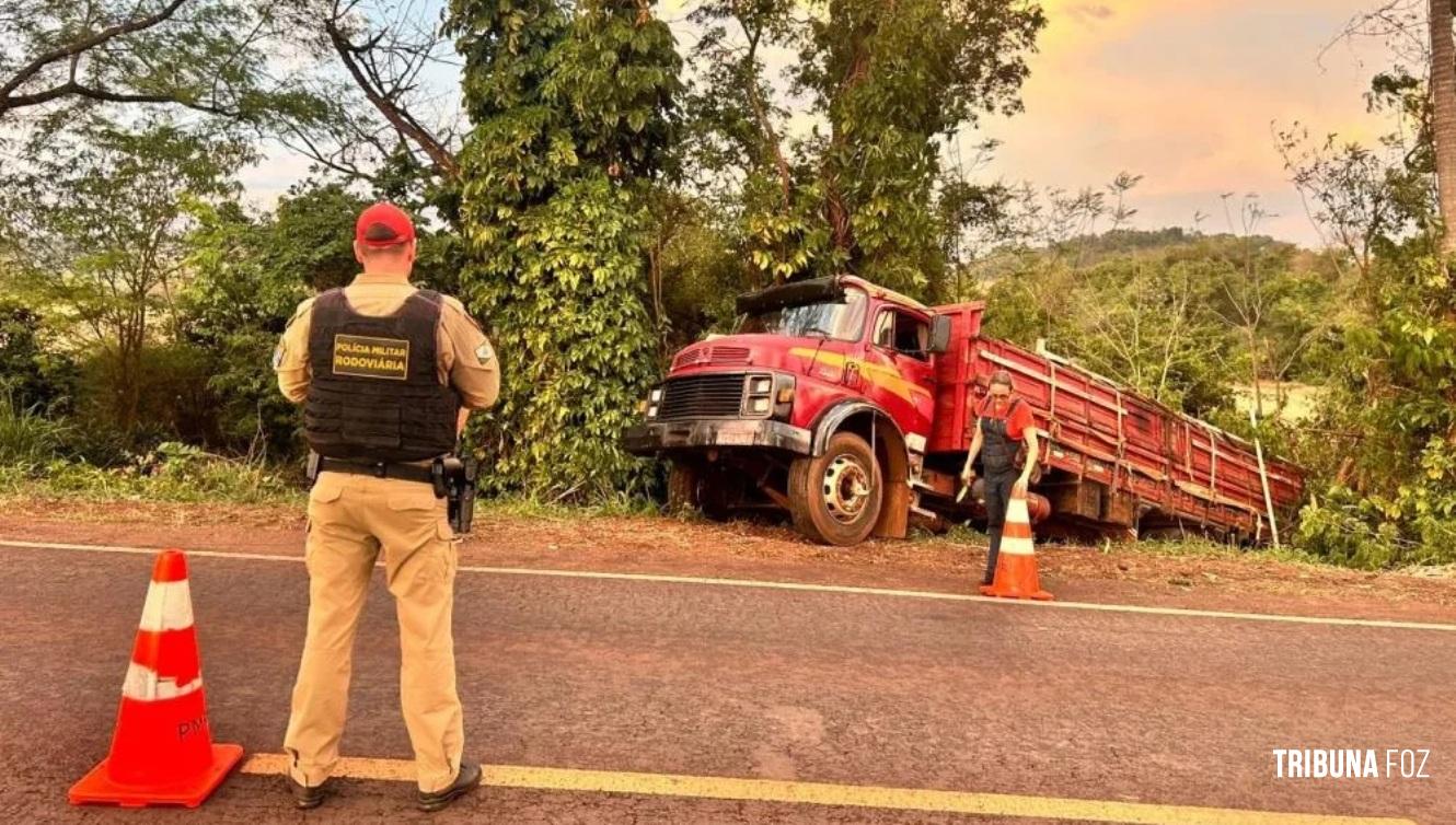 Caminhão tomba após pane mecânica na PR-497, em São Miguel do Iguaçu