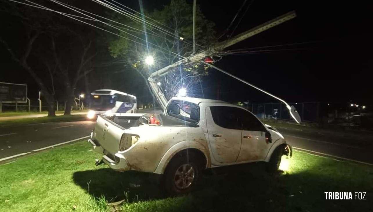 Caminhonete colide com poste durante a madrugada na Vila A Caminhonete colide com poste durante a madrugada na Vila A
