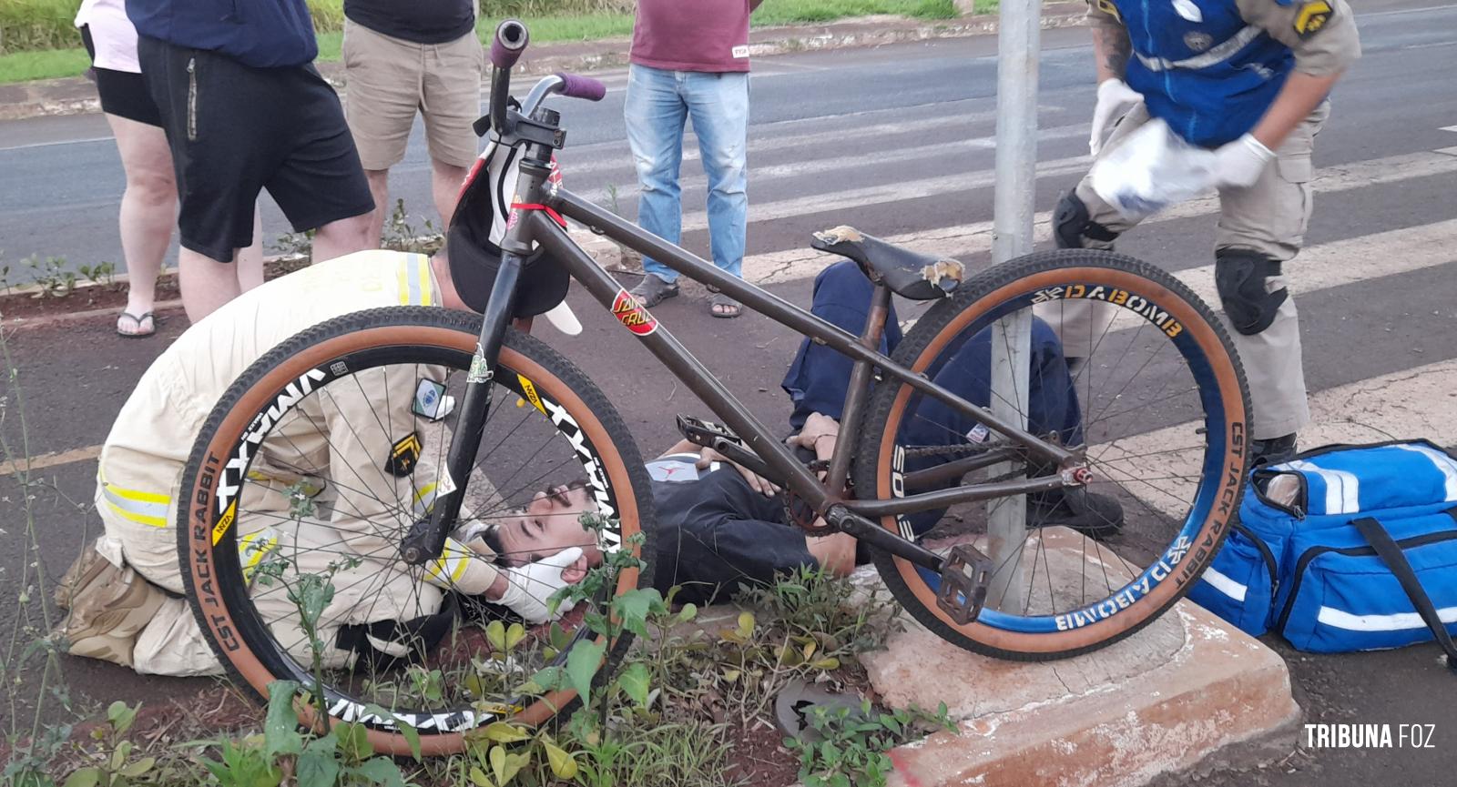 Ciclista é atropelado por veículo na Av. General Meira Ciclista é atropelado por veículo na Av. General Meira