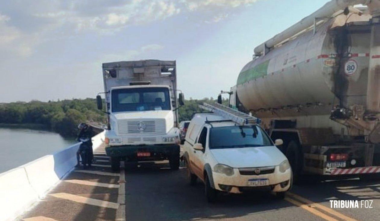 Colisão entre caminhão e veículo da prefeitura é registrada na ponte de Santa Helena