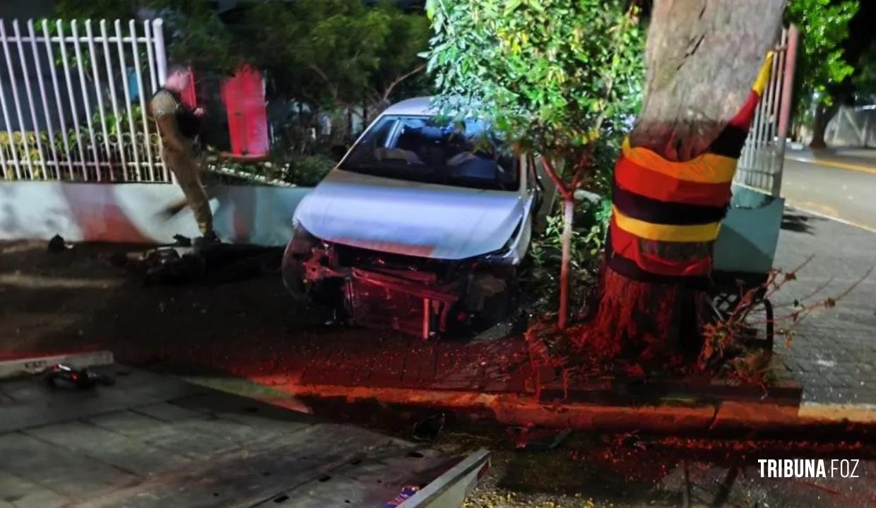 Condutor colide violentamente carro contra cerca durante a madrugada em Marechal Cândido Rondon