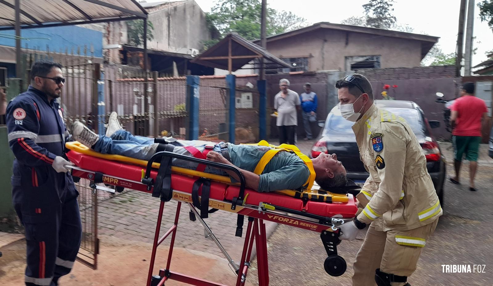 Corpo de Bombeiros socorre eletricista que levou choque no forro de uma residência no Jardim São Paulo Corpo de Bombeiros socorre eletricista que levou choque no forro de uma residência no Jardim São Paulo