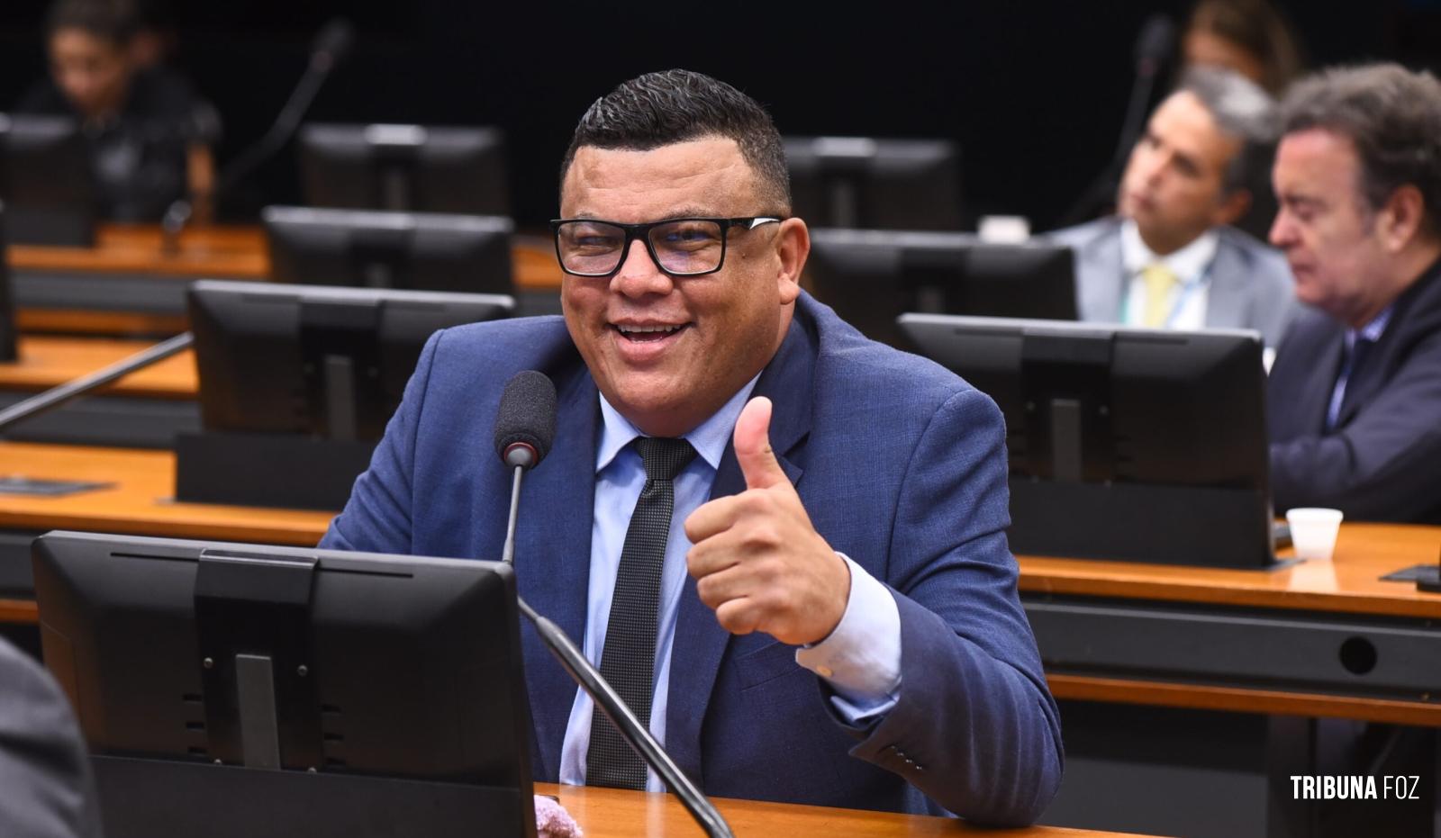 Dep. Luciano Alves tem como assessor um criminoso com Mandado de Prisão expedido