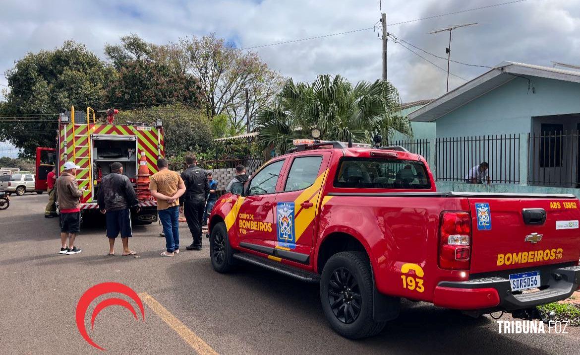 Duas casas pegam fogo no Bairro Três Lagoas e mobilizam as equipes do Corpo de Bombeiros Duas casas pegam fogo no Bairro Três Lagoas e mobilizam as equipes do Corpo de Bombeiros