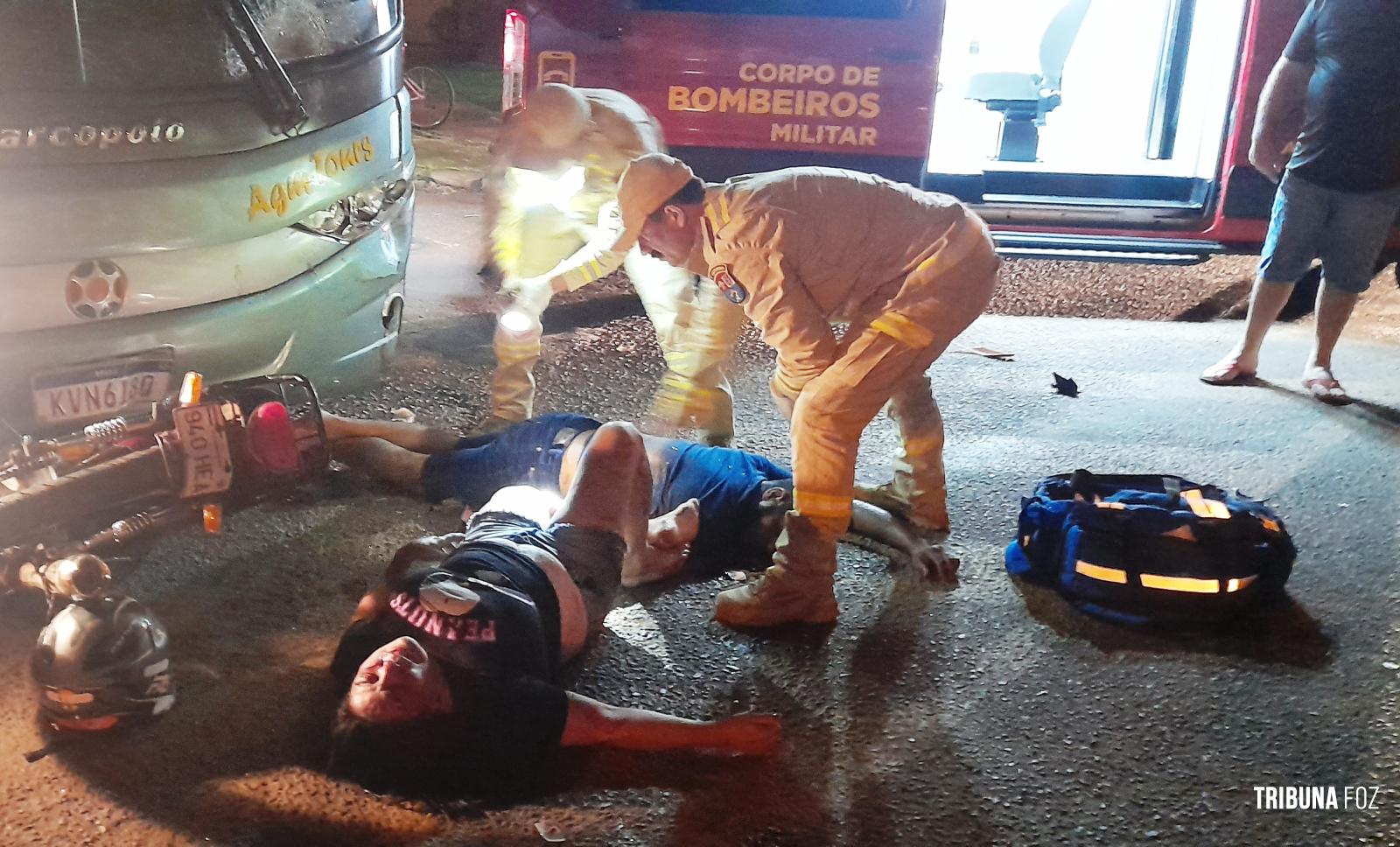 Duas vítimas graves após colisão entre moto e ônibus na Vila Carimã