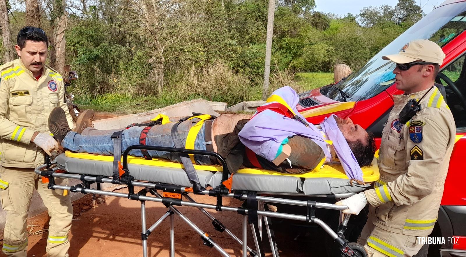 Estudante de medicina é socorrido pelo Siate após colidir moto contra  uma muralha de concreto na Vila Carimã