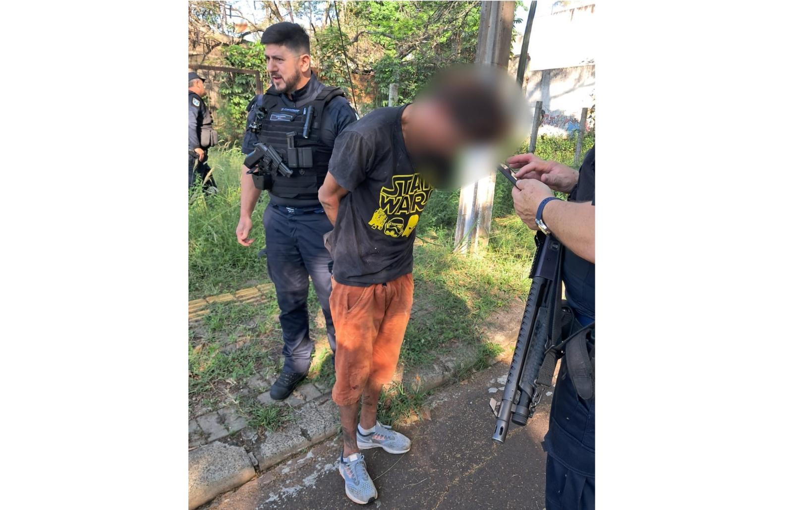 Guarda Municipal prende jovem que estava no telhado da cozinha da sede da Prefeitura de Foz Guarda Municipal prende jovem que estava no telhado da cozinha da sede da Prefeitura de Foz
