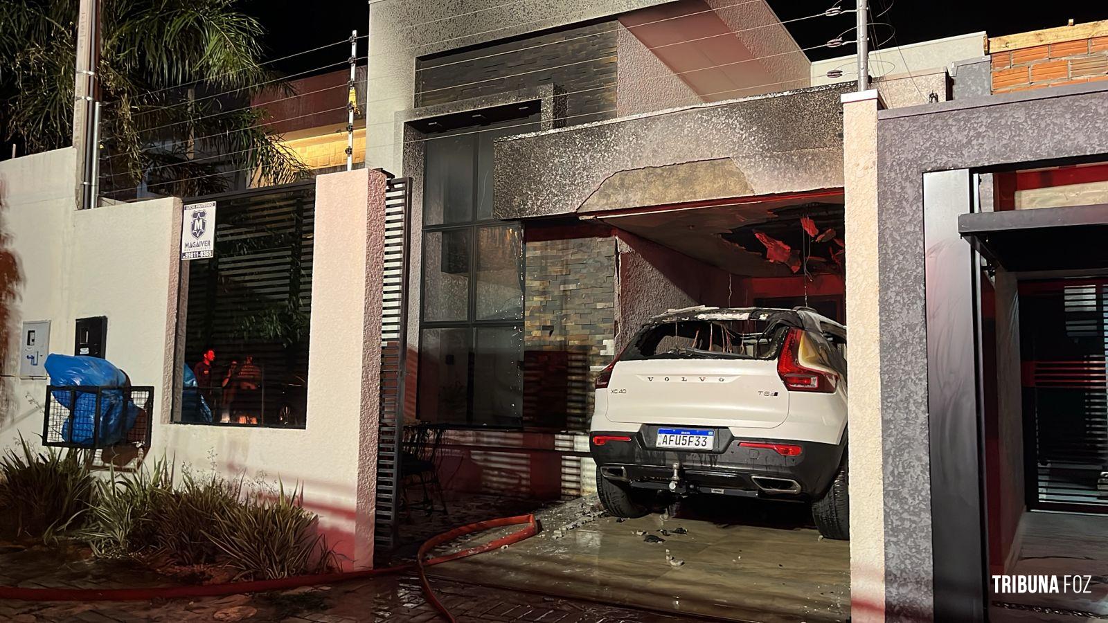 Incêndio destrói carro de luxo que estava na garagem da residência no Jardim Dona Fátima Osman Incêndio destrói carro de luxo que estava na garagem da residência no Jardim Dona Fátima Osman