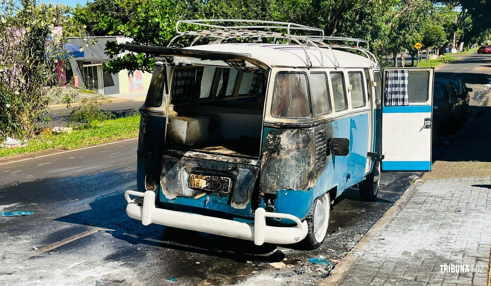 Kombi relíquia pega fogo no Jardim São Paulo e populares conseguem conter incêndio Kombi relíquia pega fogo no Jardim São Paulo e populares conseguem conter incêndio