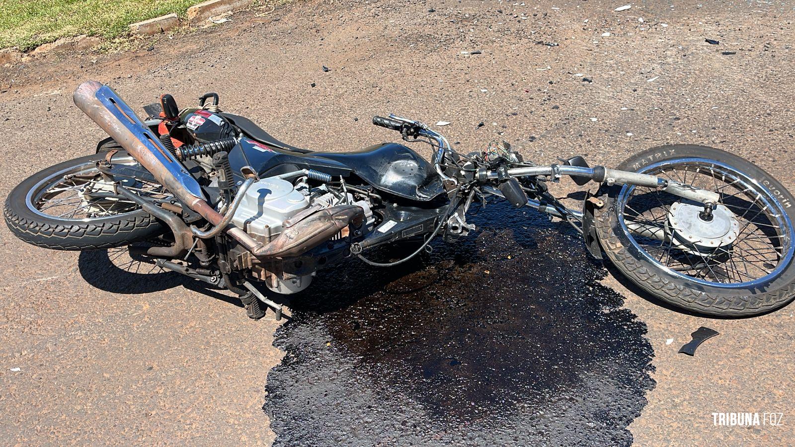 Motocicleta parte ao meio após grave acidente na marginal da BR-277