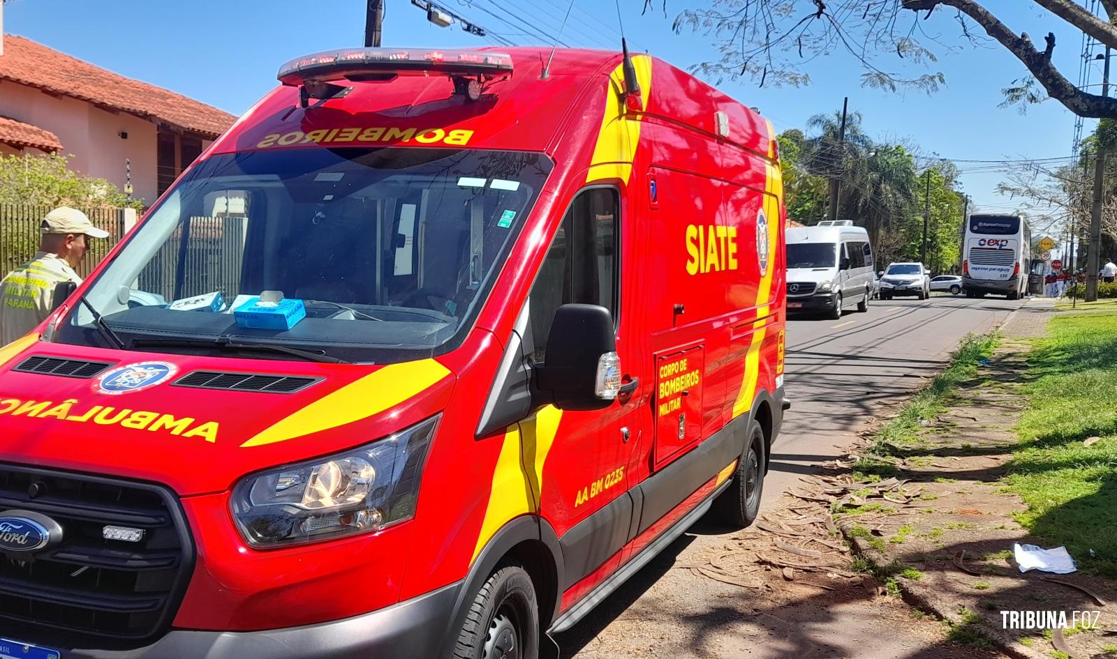 Motociclista é socorrido pelo Siate após colisão contra ônibus na Vila Yolanda