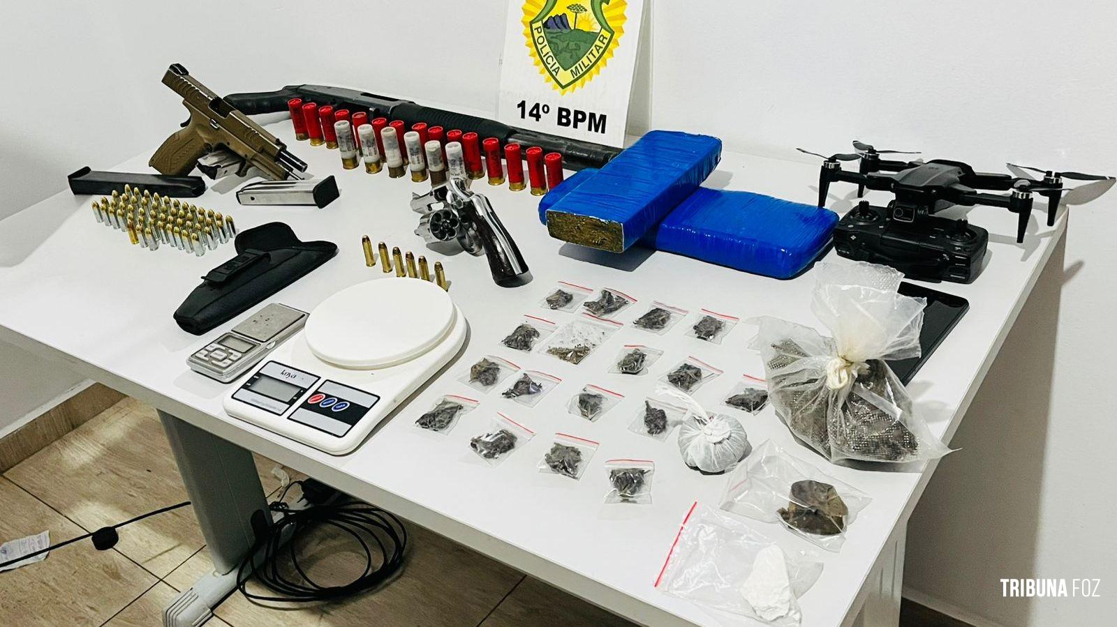 Pelotão de CHOQUE prende homem com armas, drogas e drone no bairro Três Lagoas Pelotão de CHOQUE prende homem com armas, drogas e drone no bairro Três Lagoas