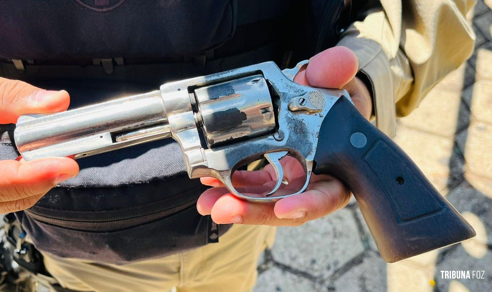 Perseguição policial termina com abandono de veículo e apreensão de arma Perseguição policial termina com abandono de veículo e apreensão de arma